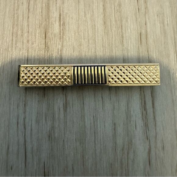 Vintage 2-3/8" Gold Tone & Black Multi Texture Design Vintage SWANK Tie Bar Clip - Picture 1 of 4